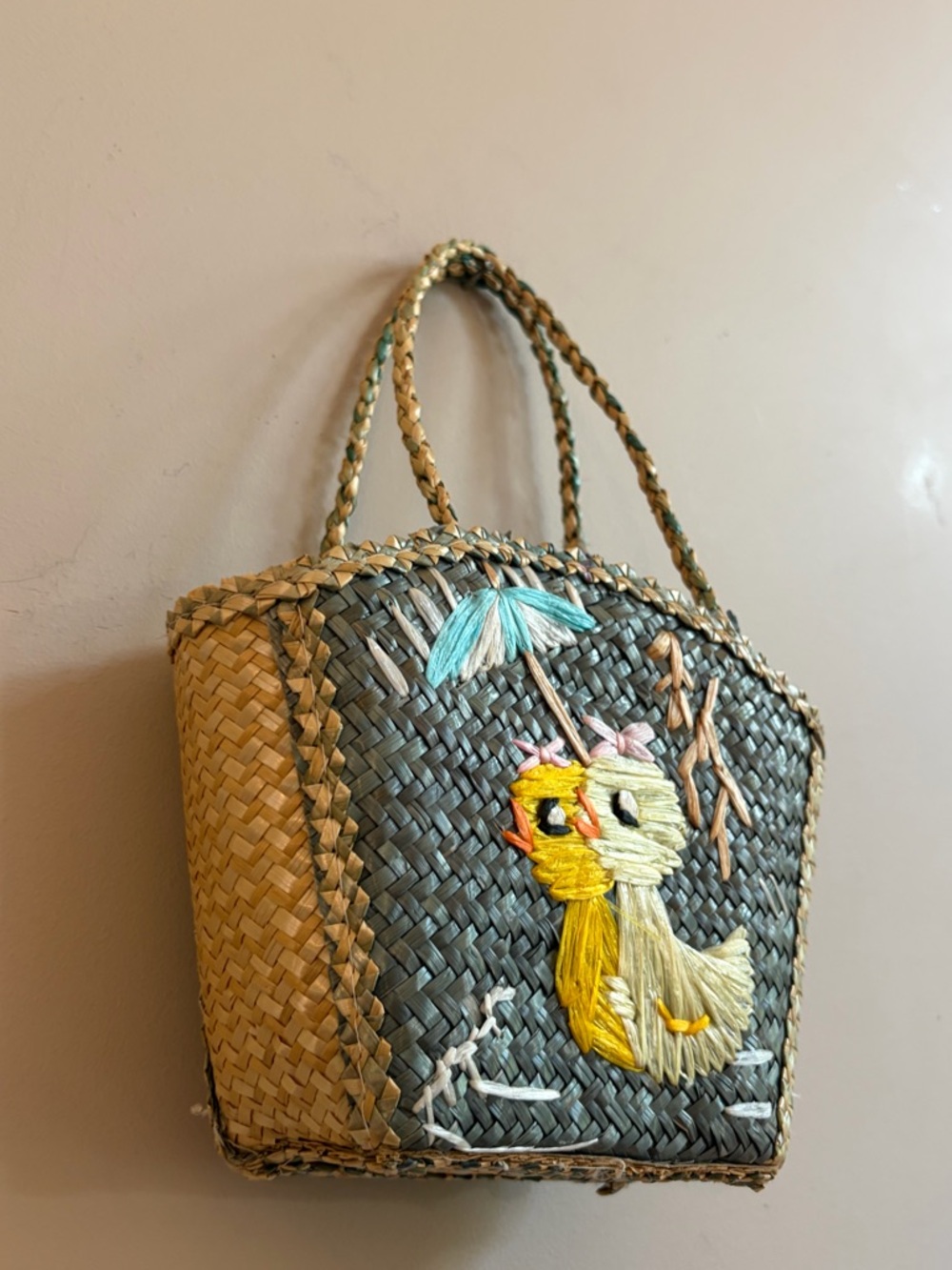 Vintage 1960s / 1970s Woven Straw Raffia Duckling Ducks with Umbrella Mini Purse - Picture 5 of 11
